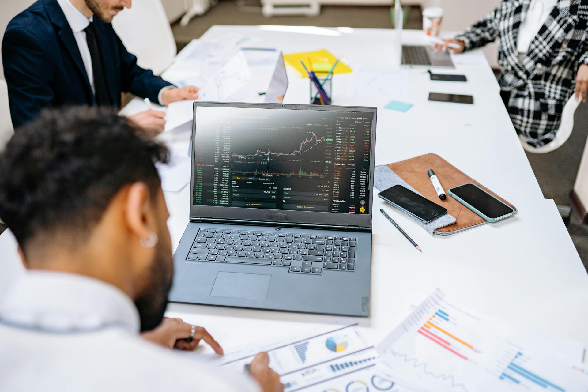 what does a business analyst do